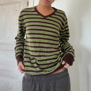 Tröja  - Randig tröja i färgband brun, vitt och grönt. Mjuk! 🫶🏼