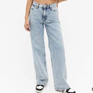 Ljusblå Yoko jeans från monki i nyskick, storlek 30. Jeansen är köpta för 400kr och säljs för 49kr. Priset kan diskuteras och köparen står för frakten💞🙌🏽
