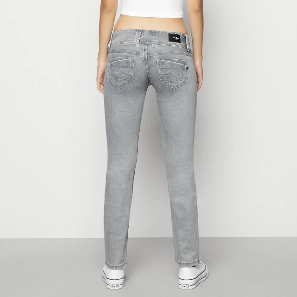 Ett par superfina jeans från Pepe Jeans i modellen VENUS. De är helt nya och säljer för att de är lite för små! 🫶 Modellen är 177 cm och har längd 32. Helt slutsålda . Jeans & Byxor.