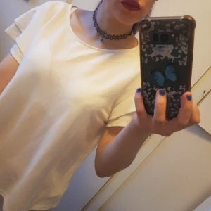 Vit tröja, Vila, strl. L - Nyskick, strl. L men passar även mig som har S.  Fina detaljer mes volanger på axlarna. 