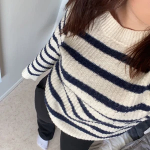 Randig tröja! - Randig stickad tröja från hm! Andvänd men i fint skick, lite nopprig. Storlek xs men passar även s och m. 50 plus frakt