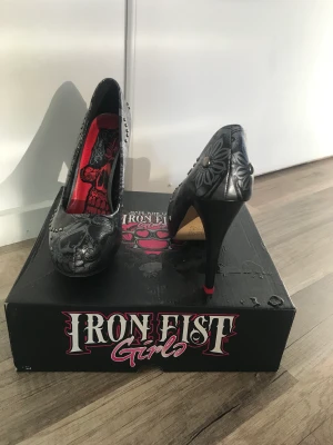 Iron fist högklackat  - Använd 1 gång. Står storlek 38 men jag har 37 och skulle säga att dessa är nästa storlek 36. Kan skickas 👍🏼