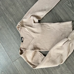 Långärmad topp  - Långärmad topp från gina, använd fåtal gånger. Köparen står för frakt 