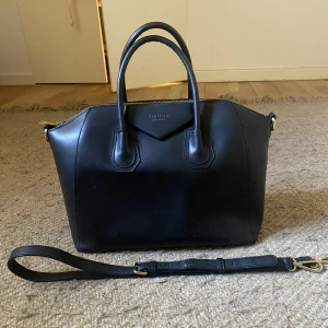 Chiquelle (Vera Pelle) väska  - Superfin väska från Chiquelle som bara används två gånger. Det är den stora storleken. 100% äkta och högkvalitativt läder. Nypriset var 1499kr.