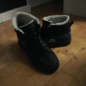 Äkta Lacoste Strl: 42  - Äkta Lacoste sko i Strl: 42 motsvarande Strl: 9 i USA Strl. Herr modell eller Unisex Period: Vintersko