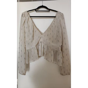 Blus H&M - Blus benvit med silvermönster från H&M 50 kr 