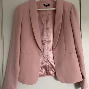 Rosa kavaj  - Rosa kavaj från BIKBOK 