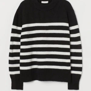 Stickad tröja  - Randig stickad tröja från H&M! Strl S❤️‍🩹