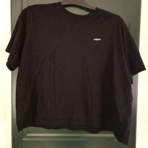 Original t-shirt - Svart t-shirt från H&M, sparsamt använd. M-XL beroende på hur mam vill att den ska sitta. Jag har M och den sitter ganska löst.