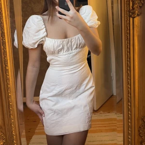 Klänning  - Säljer min fina studentklänning som även går att använda till annat. Endast använd 1 gång, alltså i mycket bra skick! Storlek XS. 370 kr 💕