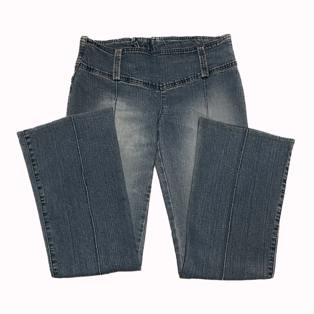 Säljer ascoola Y2K lågmidjade bootcut jeans med dragkedja (utan fickor)! mm: 35cm rakt över. PS: kolla igenom mitt konto ni kommer hitta många y2k och vintage plagg! passar nog någon som är 160!. Jeans & Byxor.