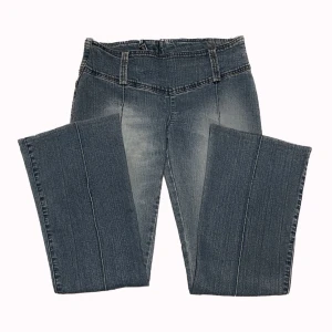 Y2K jeans utan fickor  - Säljer ascoola Y2K lågmidjade bootcut jeans med dragkedja (utan fickor)! mm: 35cm rakt över. PS: kolla igenom mitt konto ni kommer hitta många y2k och vintage plagg! passar nog någon som är 160!