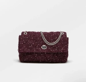 Vinröd Becksöndergaard - En helt oanvänd vinröd väska från Beck söndergaard. Lapparna och pappret i väskan är kvar! Nypris 800kr. Egna bilder skickas vid intresse! Köparen står för frakt. Vi flera intresserade blir det budgivning!