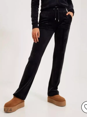 Juicy couture byxor - Säljer mina svarta juice byxor för att dom är lite för små på mig. Används ett fåtal gånger och ser ut som nyskick. Dom är strl xs  💗