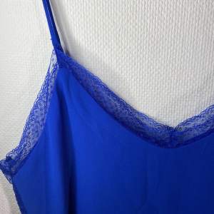 ett helt nytt blått linne köpt i italien i somras. aldrig använt. fin kvalite 