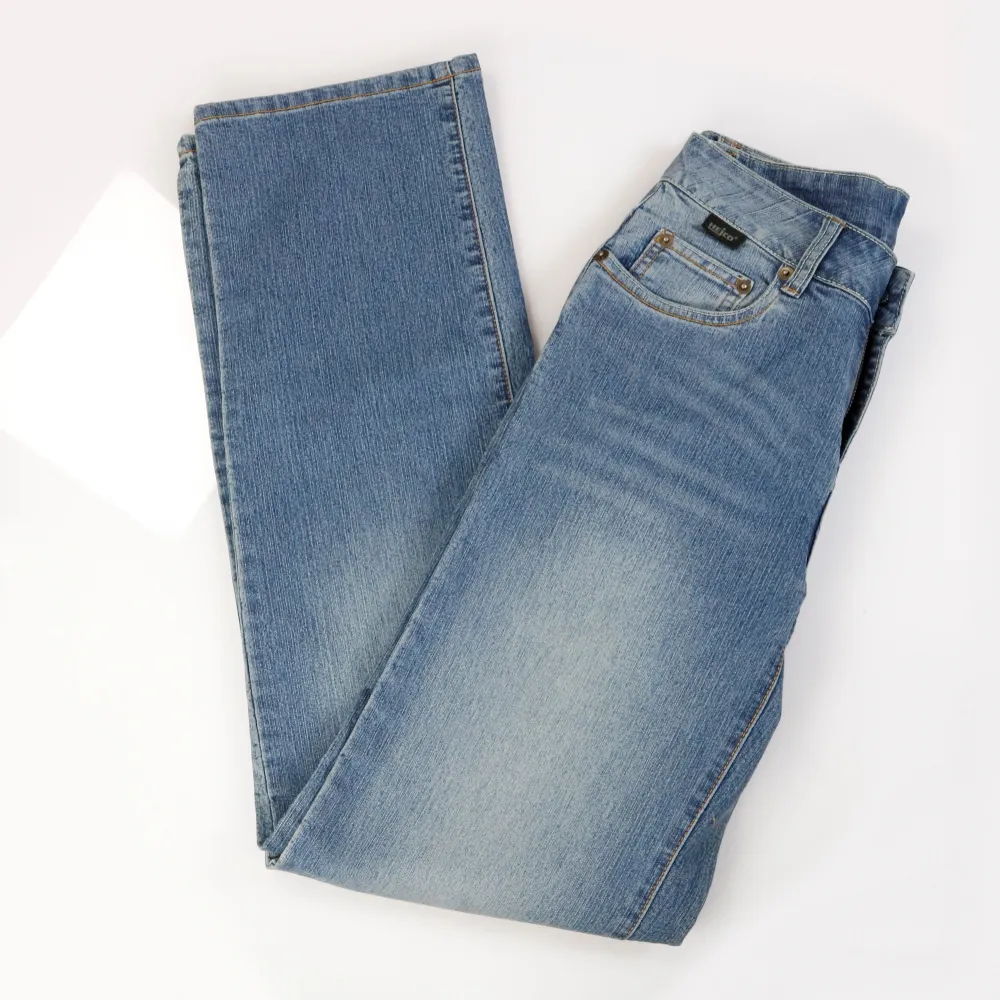 Ett nytt par stretchjeans från HECJO Snygga bekväma stretchjeans med raka ben, små nitar och kontrastfärgade sömmar - Material: 70% Bomull, 28% Polyester, 2% Elastane. Jeans & Byxor.