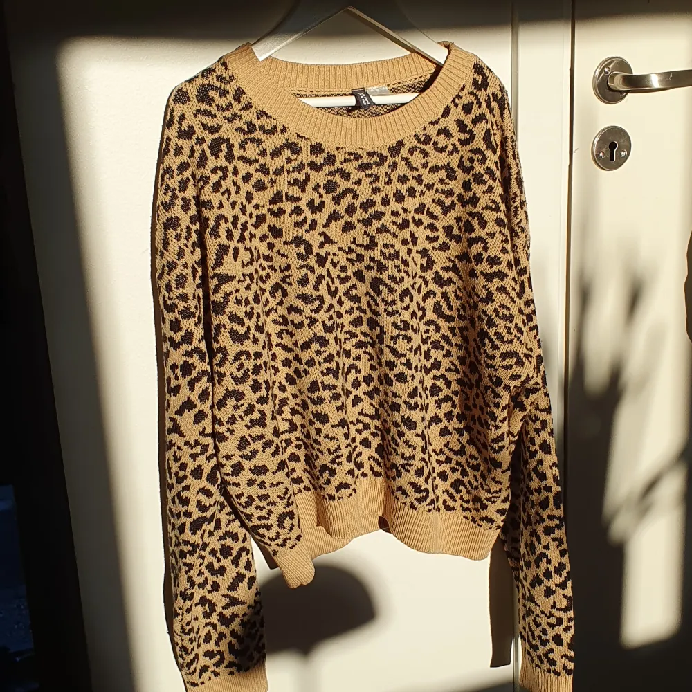 En leopard mönstrig tröja i storlek L, den är dock ganska liten i storleken. Frakten betalar köparen och pris kan diskuteras ❤️👍. Stickat.