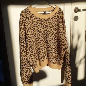 En leopard mönstrig tröja i storlek L, den är dock ganska liten i storleken. Frakten betalar köparen och pris kan diskuteras ❤️👍