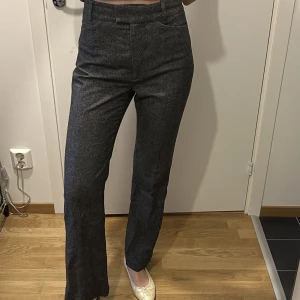 Kostymbyxor  - Kostymbyxor från &other stories, säljer för dom är förstora runt midjan. Bra skick💗💗 i grå bomull men stora fickor på baksidan 