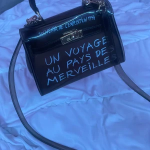 Väska - Har inte anvpntden så mkt men har haft den typ i ett halv år riktiga pris på väskan är 540kr