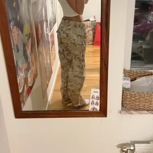 Cargo byxor  - Köpta på Humana men aldrig kommit till användning, står ingen storlek men man kan spänna in dom i midjan så passar många olika storlekar och om flera är intresserade blir det budgivning💗💗pris går att diskutera 