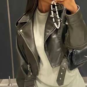 Skinnjacka Zara - Helt ny skinnjacka från Zara. Använd 2-3 gånger. Priset går att diskutera vid snabb affär. Nypris: 629kr.