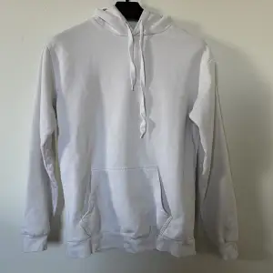 Säljer denna ganska tunna vita hoodie då den inte kommer till så mycket användning för mig. Fint skick. Storlek XS men funkar absolut som S. 
