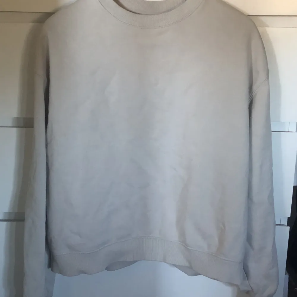 Snygg ljusbeige sweatshirt som aldrig kommer till användning, Storlek S. 250kr!. Tröjor & Koftor.