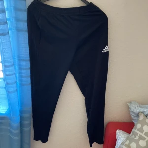 Adidas byxor - träningsbyxor från adidas, har tappat bort snöret men passar ändå plus finns det ett hål där bak men går lätt att sy ihop