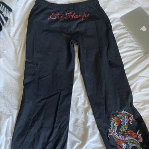 Ed Hardy byxor  - Säljer dessa pga att dem aldrig riktigt kom till användning, byxorna är i stl S och jag är 1.67cm lång. Köpte dem för 1000kr nypris och har enbart använt dem 1-2gånger så dem är i stort sett oanvända. <333