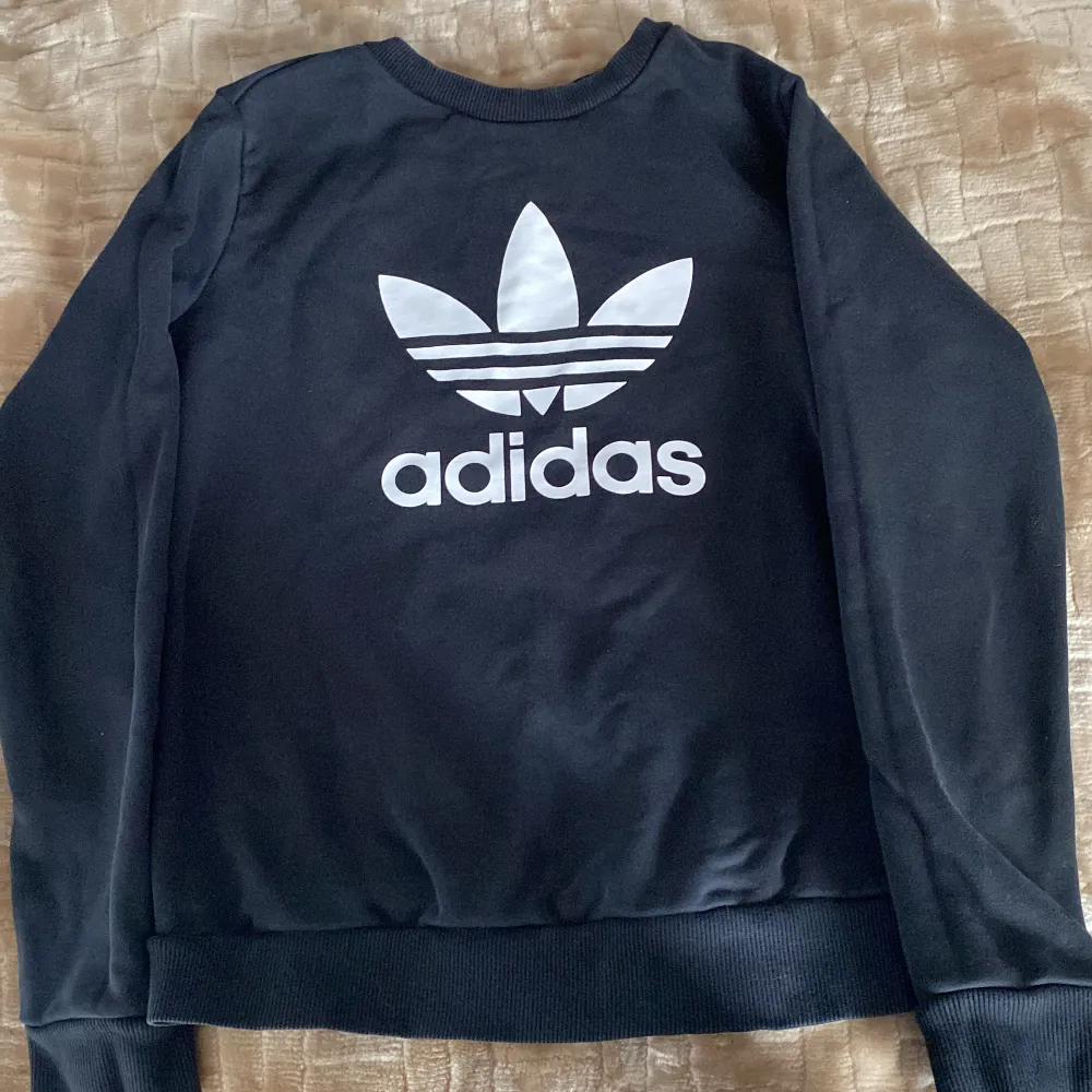 En mysig sweatshirt från Adidas. Har ingen användning av tröjan längre då den har blivit för liten. Den har inga nyliga fel och är i mycket gott skick!🖤 Skriv för mer bilder.. Tröjor & Koftor.