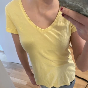 V:ringad t-shirt💛 - En jätte gullig V:ringad T-shirt. Används ett par gånger! Säljer pga att den inte kommer till användning💛💛 Oklart vilken storlek det är på tröjan, det står L men den är absolut inte L! Den passar mig jättebra som är en S-Xs. 