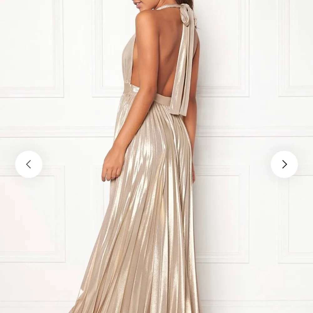 Säljer denna balklänning som är så fin, storlek 36. Som ny, bara använd en gång! 🥂. Klänningar.