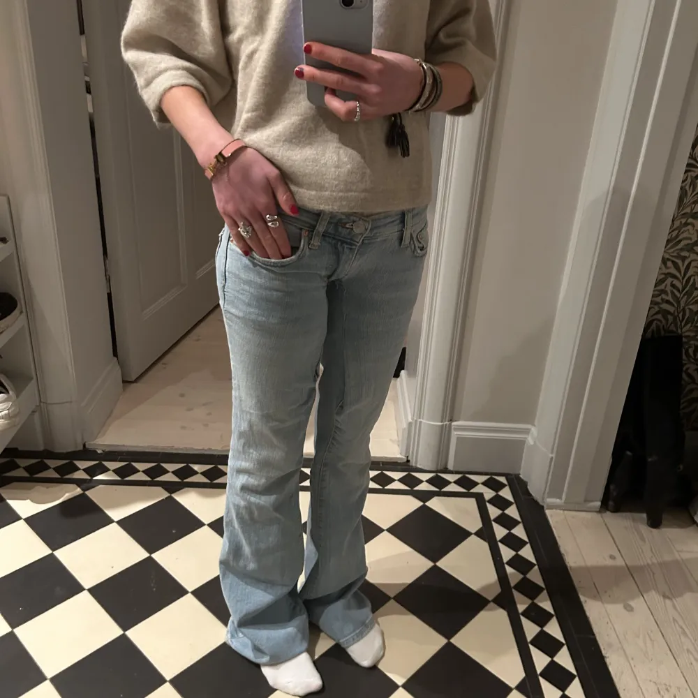 Supersköna och snygga Lågmidjade jeans från Gina. Kolla gärna in det nästa jag säljer❤️❤️. Jeans & Byxor.
