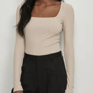 Tröja - Superskön och fin topp som tyvärr aldrig kommer till användning. Nyskick