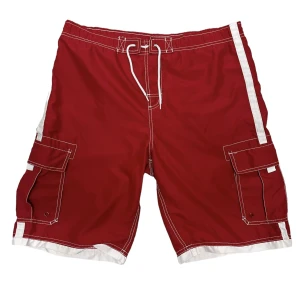Röda cargoshorts - Röda cargo shorts i storlek L. På lappen står det storlek S, men det kan inte stämma, utan uppskattas vara i storlek M/L. De är även mycket tunna och luftiga, alltså perfekt för sommaren. Mycket gott skick!!! Skriv vid frågor💜