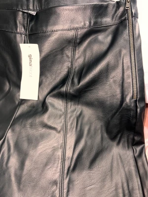 Skinnbyxor - Skinnbyxor oanvända med prislappen på strl L men passar i M också 