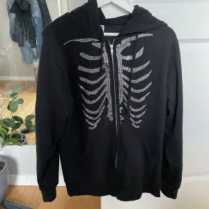 rhinestone zip up - säljer min helt oanvända rhinestone hoodie från theprofilicshop, skriv privat vid funderingar 