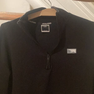 Jack&Jones quarter zip - En jack&jones quarter zip i bra skick!  Den är snygg men tyvärr passar den inte mig längre så jag säljer den!  Priset går diskuteras! 🧌