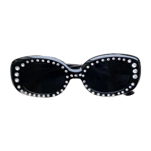Solglasögon  - Svarta solglasögon dekorerade med diamantliknande stenar. Köpta på Beyond Retro.