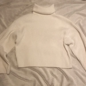 Vit ribbstickad tröja med turtleneck - Strl xs men stor i storleken. Lite nopprig men märks knappt. Orginalpris: 300kr. Knappt använd