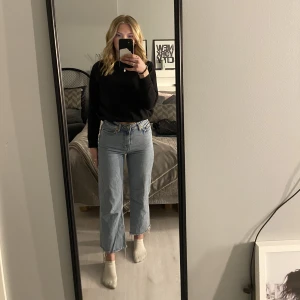 Ljusblåa raka jeans - Säljer mina ljusblåa raka jeans då de inte riktigt är min stil på byxor. De sitter tight och bra upptill men blir lösare neråt fötterna. 