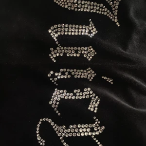 Juicy couture - Svart juicy couture set. Kofta med diamant knappar är bara använd 2 gånger och är köpt från Urban outfitters & byxorna är köpta från jd men har tappat några diamanter men annars i bra skick. Båda är i stl M men passar en S också.