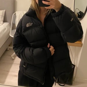 North face jacka - Säljer denna snygga north face jackan, den är använd men i väldigt bra skick. Hör av er vid frågor eller fler bilder 🥰 frakten tillkommer💗