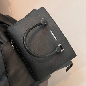 Michael kors - Äkta Michael kors väska, knappt använd. 