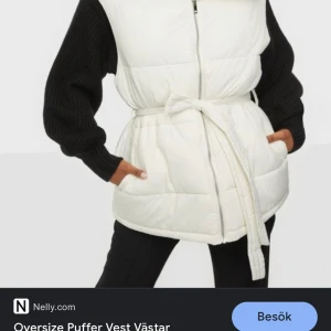 Vit väst - Väldigt fin och varm oversized väst i vit färg. Köpt från Nelly förra hösten för 699kr  Storlek 34 men stor i storleken så den passar 36-40 . Frakt tillkommer 39kr