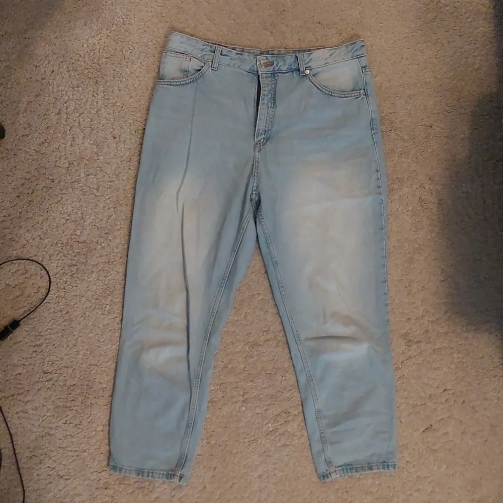 Något kortare ben på dessa, 69cm/27inches Skulle själv klassa dessa som mom jeans. Jeans storlek 34, motsvarande byxstorlek 44 ungefär.. Jeans & Byxor.
