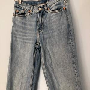 Ett par lågmidjade jeans från weekday i modellen Twig! 
