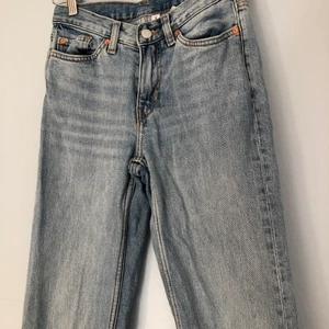 Jeans  - Ett par lågmidjade jeans från weekday i modellen Twig! 