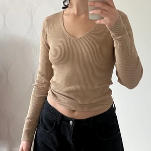 Ribbad Top  - Beige ribbad Top med fin passform! Väl använd men fint skick.